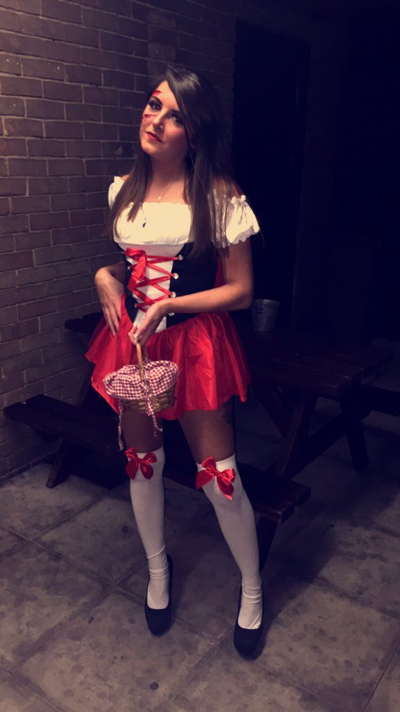 AshleighHow's tweet photo. #redridinghood #halloween2015  🎃🕸 https://t.co/FhszrKDJc4
