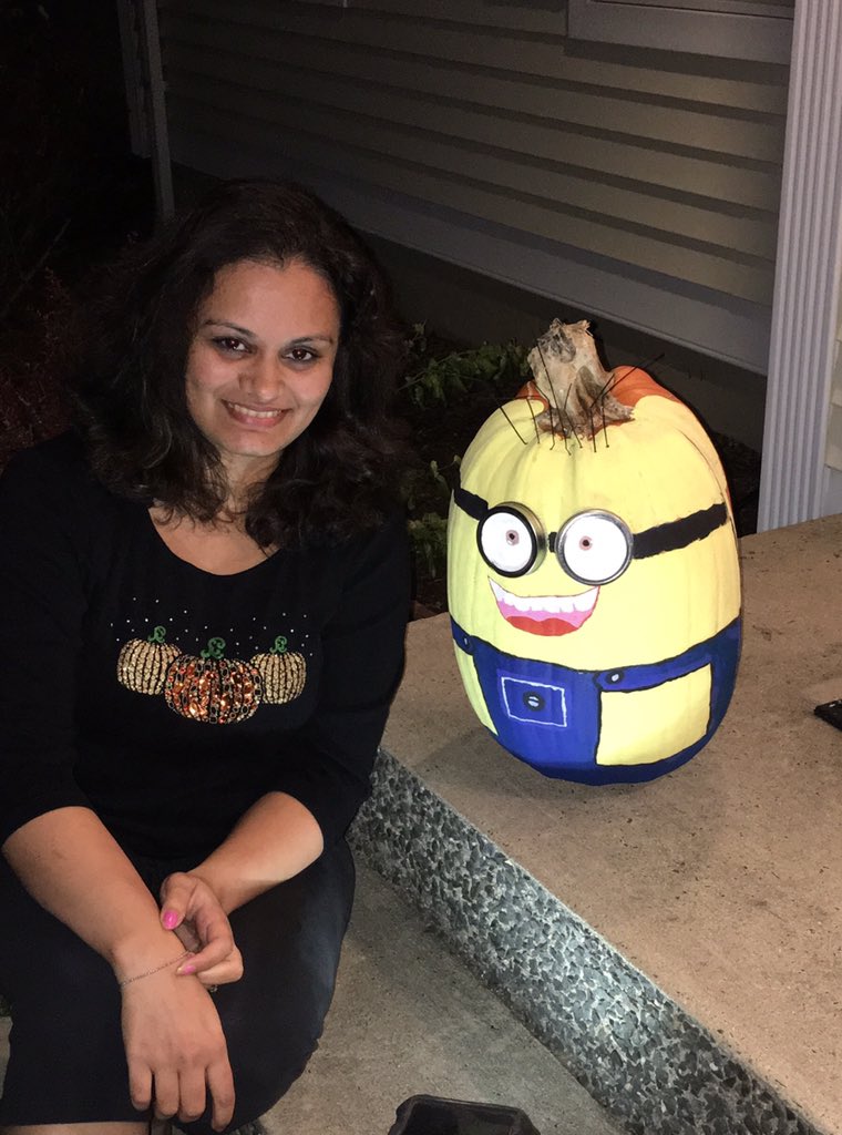 HetviDesai's tweet photo. Painted a #Minions instead of #pumpkincarving .. Looks so cute 😘 #HappyHalloween guys https://t.co/xVVnOKqWYJ