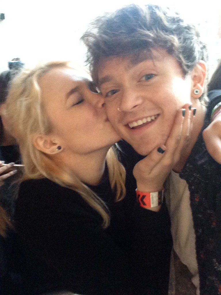 SHAWNSLEVIS's tweet photo. I MET THE VAMPS TODAY I LOVE THEM SO FUCKING MUCH https://t.co/iq7N57ljrv