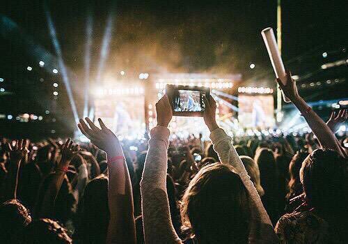 ohnolouisx's tweet photo. 5 years, 368 concerts.

Millions of lives saved and Billions of memories made.

#ProudofOneDirection https://t.co/wKjJ7JWQ8j