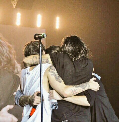 ysaraflores's tweet photo. #ProudofOneDirection @onedirection See you again in 2017 ! ❤️ #OneDirection #OneDirectionTilTheEnd https://t.co/YUIqbBbgCP