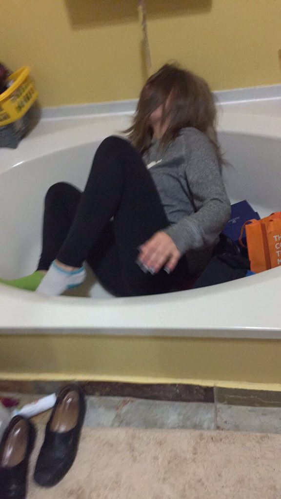 baileeoxox's tweet photo. @carleightowen 😂😂 omg https://t.co/Mk9m5zVRuT