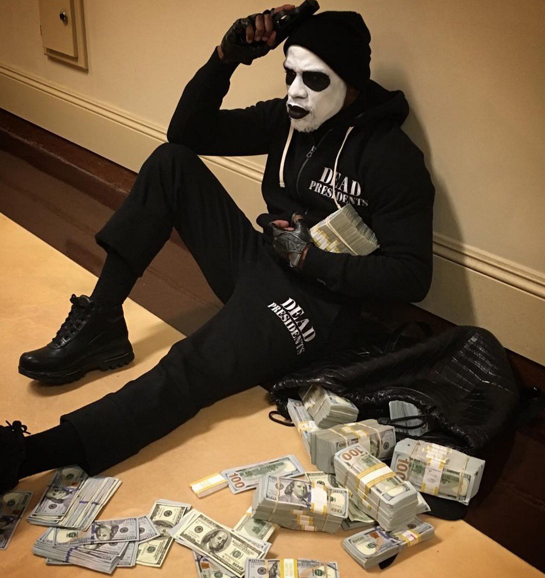BleacherReport's tweet photo. Floyd Mayweather went full Floyd Mayweather for Halloween https://t.co/nLWFPOG3VQ https://t.co/L0A1zESwa0
