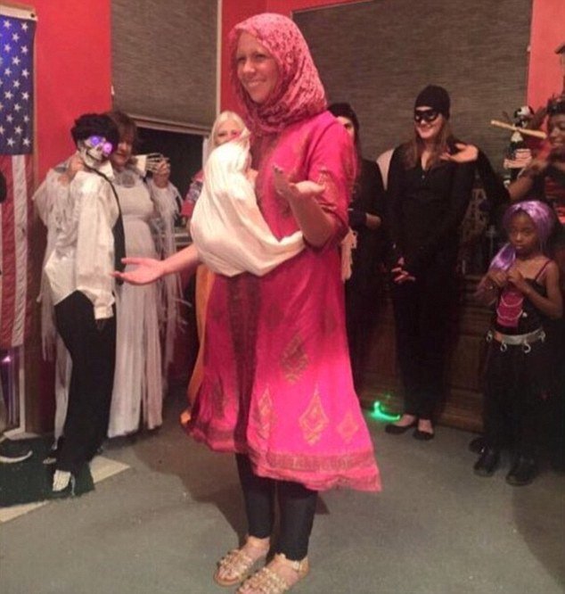 DailyMail's tweet photo. People are furious this woman dressed as a refugee with a baby for Halloween 
https://t.co/L3gfuGxL91 https://t.co/aspW3hIZw7