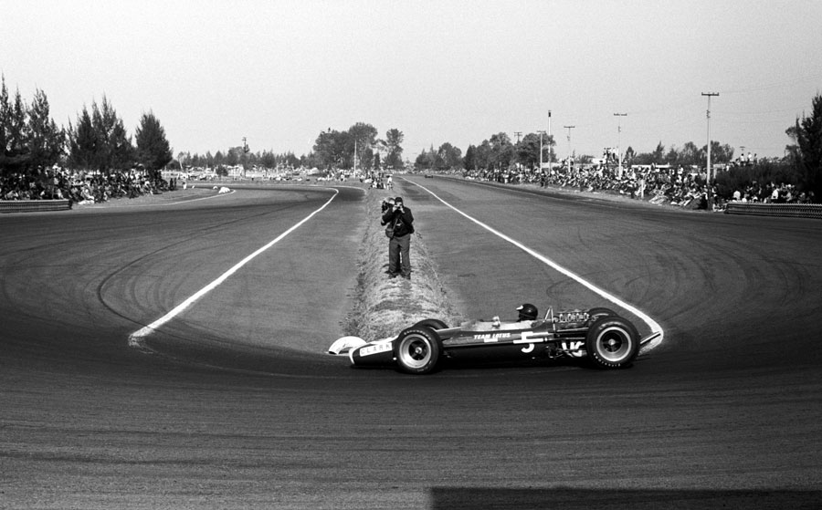 ZonaExpressMx's tweet photo. ¿Sabías que? El Autódromo Hermanos Rodríguez​ en los años 60's llevaba por nombre Autódromo de la Magdalena Mixuca. https://t.co/y7r4WDoVlD