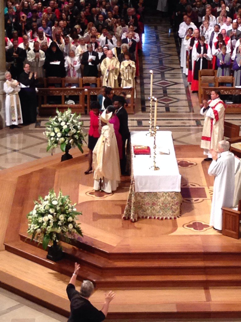 episcopal_news's tweet photo. Congregation roars approval as #MichaelCurry receives primatial staff from 26th PB Jefferts Schori @iamepiscopalian https://t.co/a1CYG3l0kA