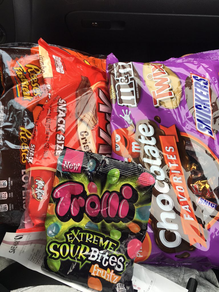 Drosas08's tweet photo. After Halloween sales 🙏🏾🍫✔️ https://t.co/QwMcDeEOwK