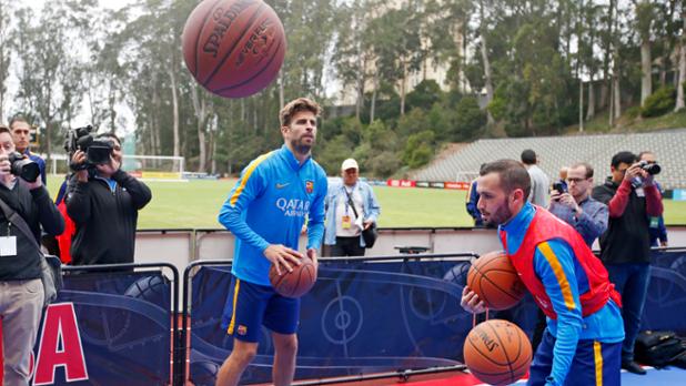 فيديو: نجوم #برشلونة يستعرضون مهاراتهم في كرة السلة | #ميسي وبيكيه ونافارو في لمسات مذهلة ow.ly/36vTTL