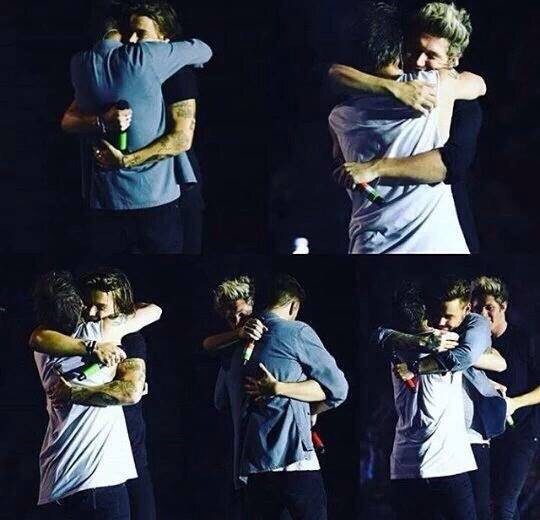ohnolouisx's tweet photo. See you in 2017...

#ProudofOneDirection https://t.co/r7FI9826u2
