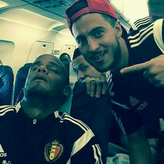 Sdee00's tweet photo. Sleeping captain https://t.co/2fSATr4EAx