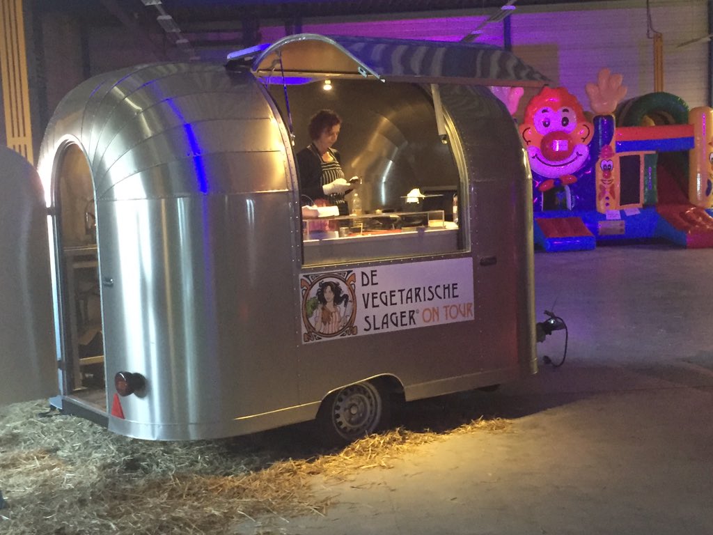 DVSOnTour's tweet photo. Kick of in de nieuwe Vegetarische Slager fabriek in Breda! https://t.co/6BMAmzCf8C