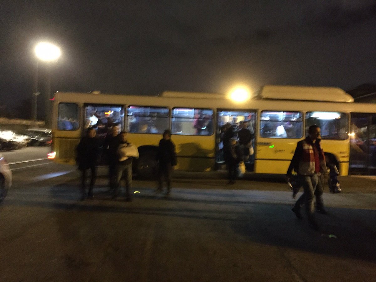 AA'ya göre İstanbul'un verileri %100'e ulaştı. Ancak Kadıköy'e hala otobüslerle yeni oy geliyor #secim2015