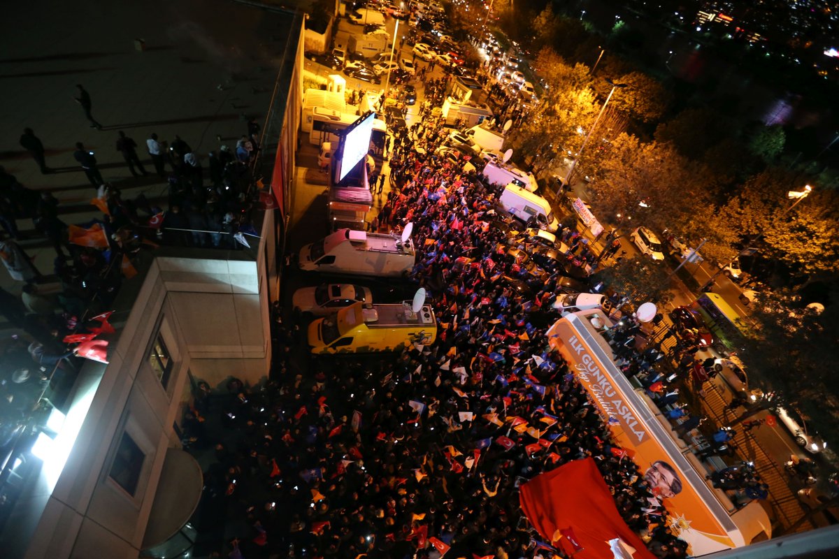 akpartiistanbul's tweet photo. An itibariyle İl Başkanlığımızın önündeki manzara.

İstanbul bunu hak etti.

#Hamdolsun https://t.co/EtiJZ6ppvv