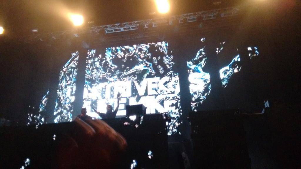 __Maria_Camila's tweet photo. @dimitrivegas @KSHMRmusic @djfrontliner @WandWmusic @GoshfatherJinco #doomsnight2015 #doomsnight best ever 💖🙌 https://t.co/BxyKXwZ1j8