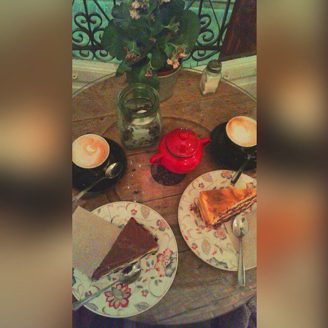 CoffeeBrue's tweet photo. New #Coffee Instagram by @san_driiss Los domingos así siempre son bien. 💕🍰☕ #lovelycoffee #Sunday #MurCafe #Madrid … https://t.co/VtOuMbkRC5
