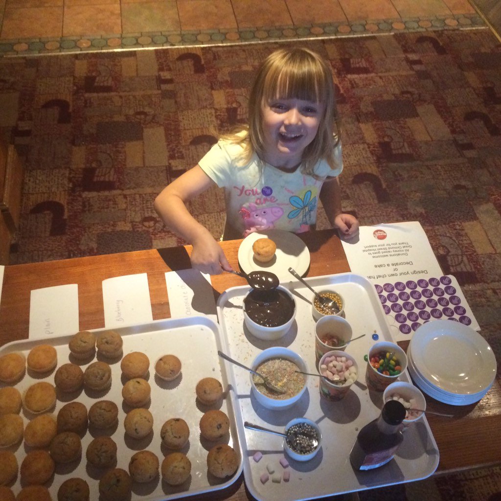 weathervanebf's tweet photo. Cake decorating. Yuuuuum 🍰 #ncw2015 @WeAreSUGM https://t.co/eqWHORrLLn