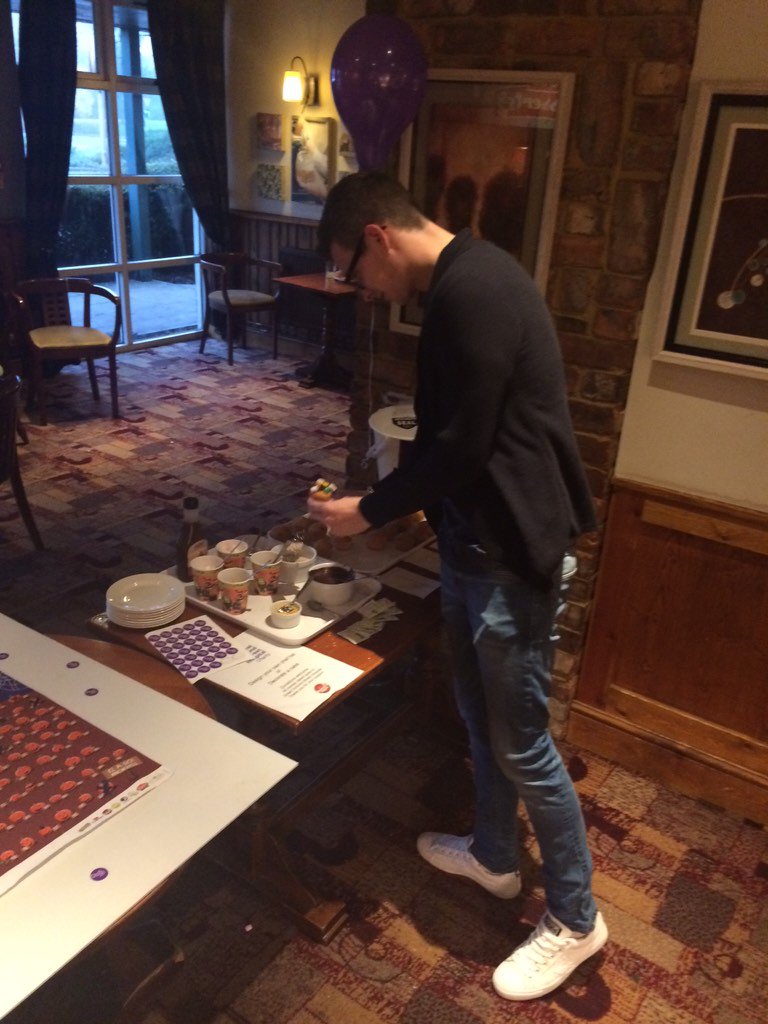 weathervanebf's tweet photo. Cake decorating. Yuuuuum 🍰 #ncw2015 @WeAreSUGM https://t.co/eqWHORrLLn