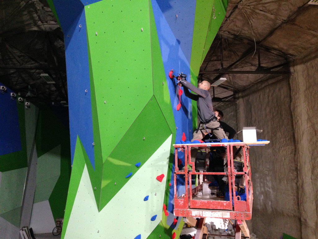 BlueWolf_Pack1's tweet photo. A little route setting and timelapses to start off a Sunday in the city @ClimbBasecamp #climbing #routesetting https://t.co/IHkXujnHnb