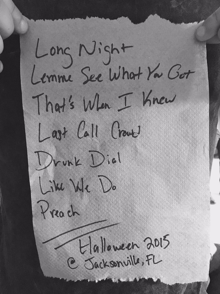 CaleDodds's tweet photo. When the camera guy spills beer on the set list and you gotta write it on paper towels... #CountryDeepTour https://t.co/5t9GRPAlmq