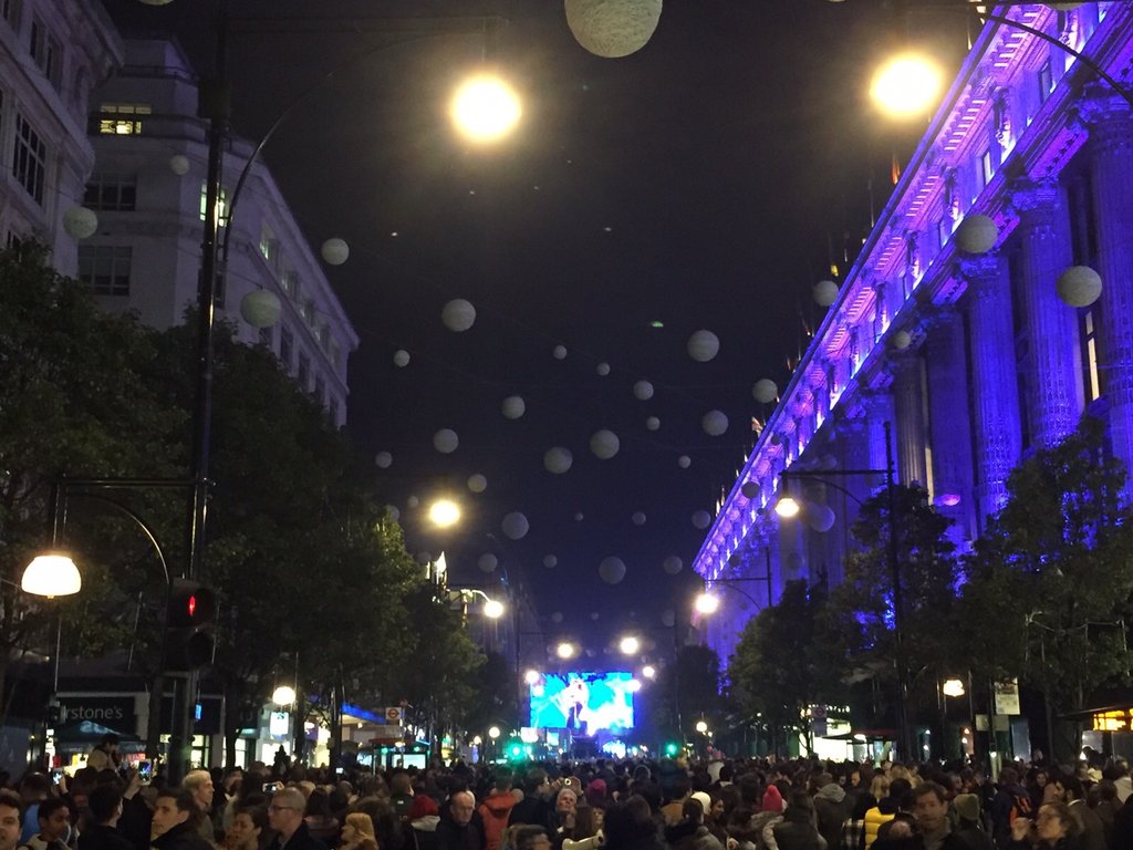 caitlinadoherty's tweet photo. Show me the lights! #oxfordst #foxes #kylieminogue #londonlife https://t.co/Xg0xxC52Sy