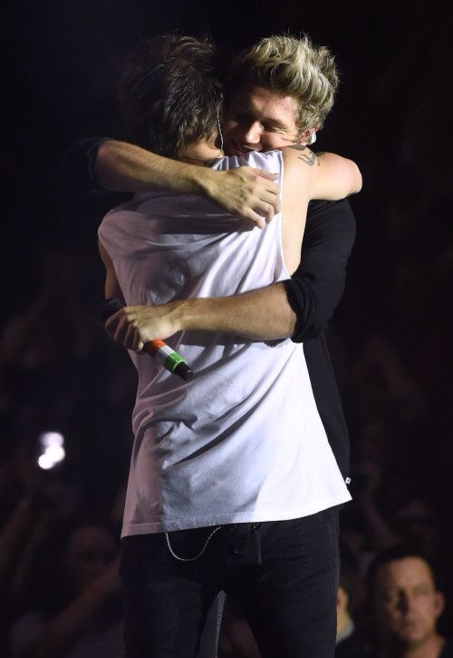zazizane's tweet photo. Vou sentir saudades de ver esses momentos💕 #OneDirection #OneDirectionTilTheEnd https://t.co/D6isiOgp4a