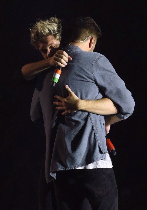 zazizane's tweet photo. Vou sentir saudades de ver esses momentos💕 #OneDirection #OneDirectionTilTheEnd https://t.co/D6isiOgp4a
