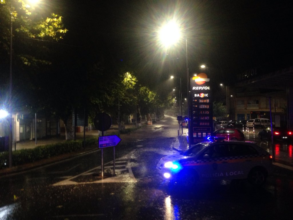 Evite cruzar los cauces y ramblas, la tormenta está previsto que cese en unos minutos