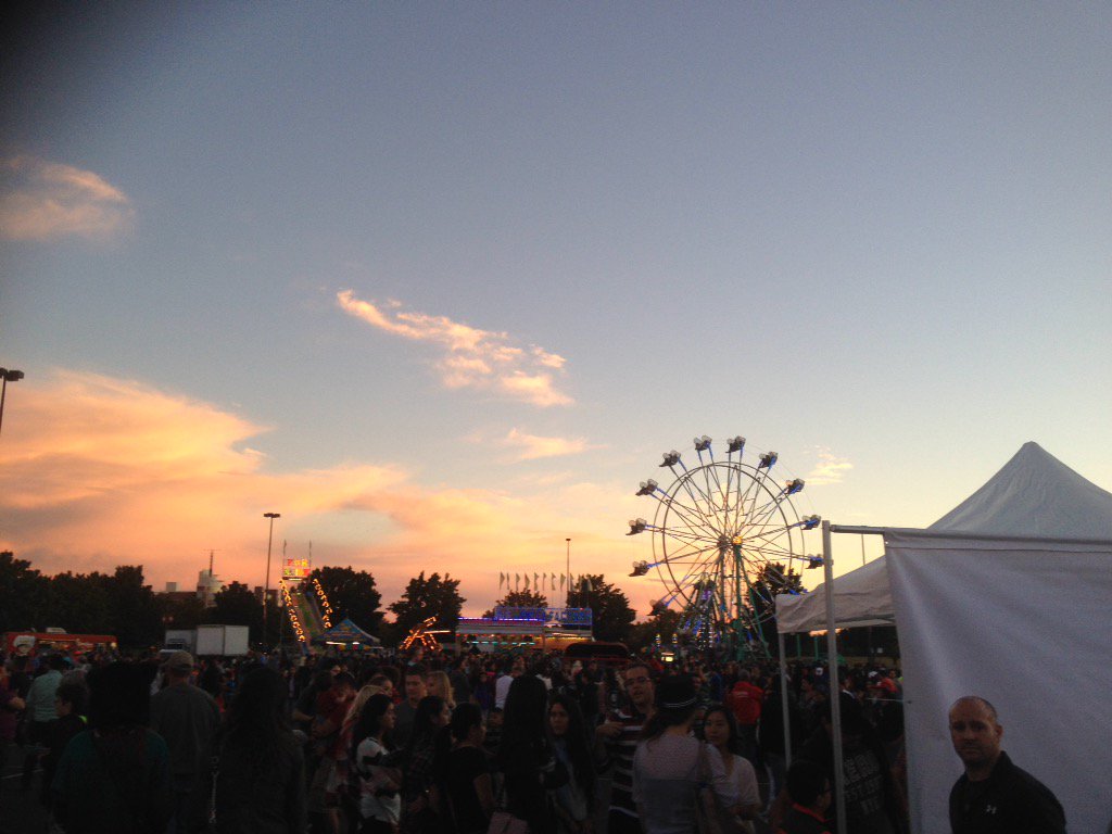 AccessOU's tweet photo. It's a beautiful evening at the @oudofd festival! We're giving away t-shirts so come by our table! https://t.co/KxsaFv3Scb