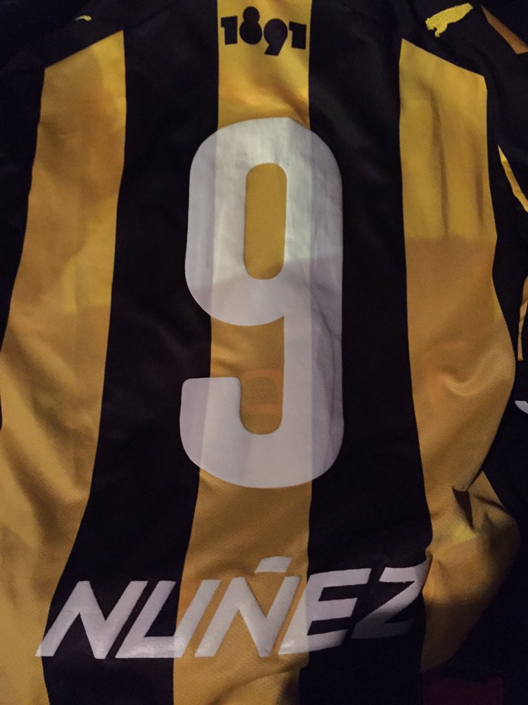 PasesUruguay's tweet photo. ¿Quéres ganarte la camiseta del goleador de #Peñarol @diegoifran21? Compartí #SorteoPasesUruguay, RT y participá. https://t.co/yVY7PqOKyK