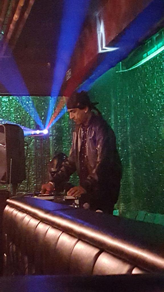 fizstar01's tweet photo. Last night at #arabasque in #Birmingham  @drzeusworld doing what he does best ! 🎶🎶 https://t.co/NLd9g9buf4