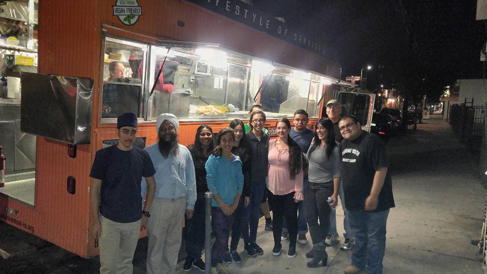 SriLankanQueen1's tweet photo. They believed that they can feed their homeless brothers and sisters to not let them go to bed hungry #509efficacy https://t.co/p6EgXtSX9t