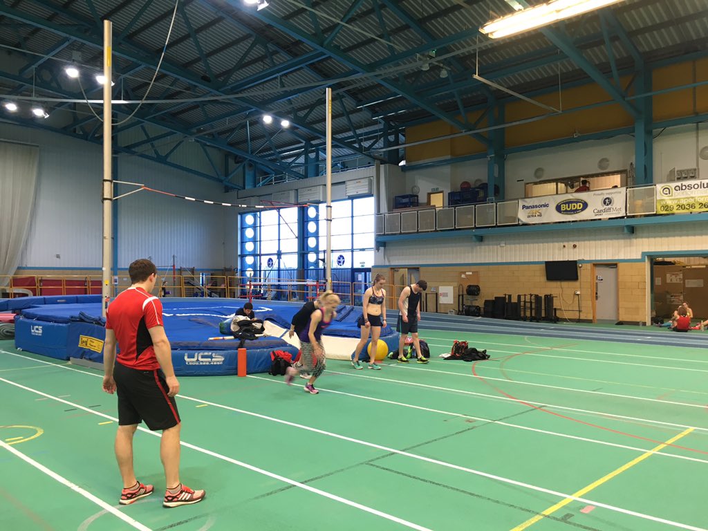 MCRPoleVault's tweet photo. Coach concentration from @LaurieJNeedham working with @jessswannack1 on acceleration mechanics #cardiffweekend https://t.co/K8KhuqkweV