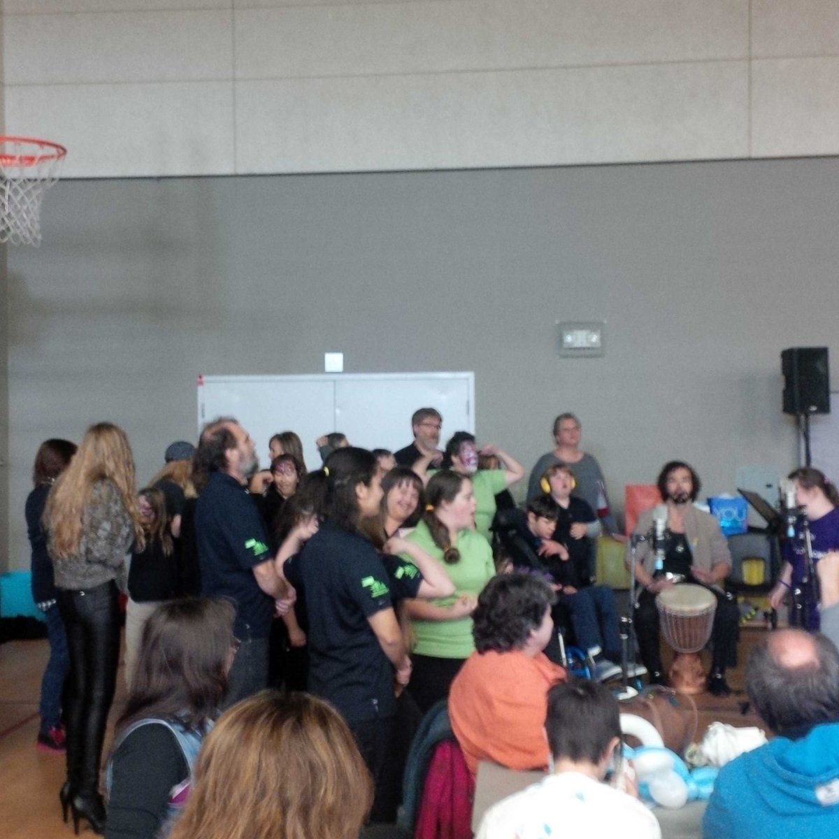 KenSeiling's tweet photo. Buddy Choir at Buddy Walk for Downs Syndrome Society @berryonline @DaieneVernile @CFifeKW @DianeLFreeman. Lots out. https://t.co/uBXROsElnr
