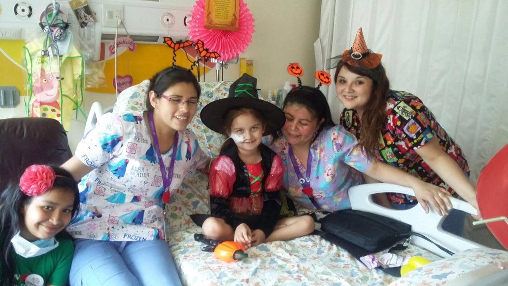 FuerzaMonse's tweet photo. Nuestra princesa cumplió su deseo de disfrazarse de brujita en Halloween con sus enfermeras💖 https://t.co/8BoIHv1TpN https://t.co/EB9czUlq39
