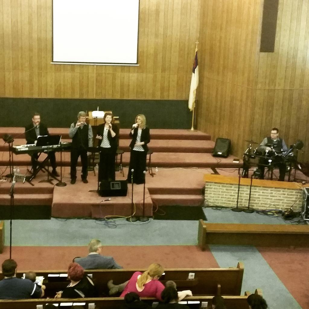 SusanVanVolkenb's tweet photo. The Van Martins @ Irving Church of the Nazarene. #VanMartins #gospelmusic #singing #IrvingChurchoftheNazarene https://t.co/FTyxVx0XyP