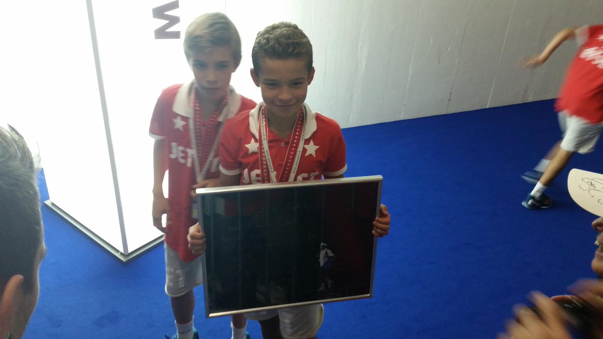 fans4roger's tweet photo. A present from Roger #Federer to the ballkids of #SwissIndoors. He's written some nice words to that illustration. https://t.co/WsUGCwebSI