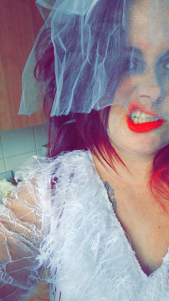vickydavis2015's tweet photo. #halloween2015 #costume #bridecorpse #livingdead https://t.co/Qn6LTjth59