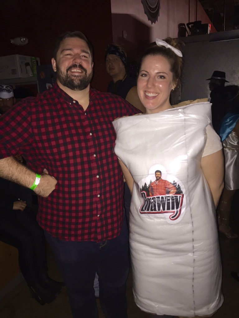 PhotogEric's tweet photo. @Brawny has the strength to take on tough messes. Also good for hot messes on Halloween 🎃👻🍻 #halloween https://t.co/nvWP65YTXG