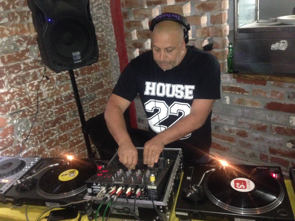 Ptouch7's tweet photo. @DinoMichael with vinyls @JULLiAN_GOMES @VinnyDaVinci @OskidoIBelieve @didgethegod @jezzthedj #BringBackDeep https://t.co/RD993ADpLN