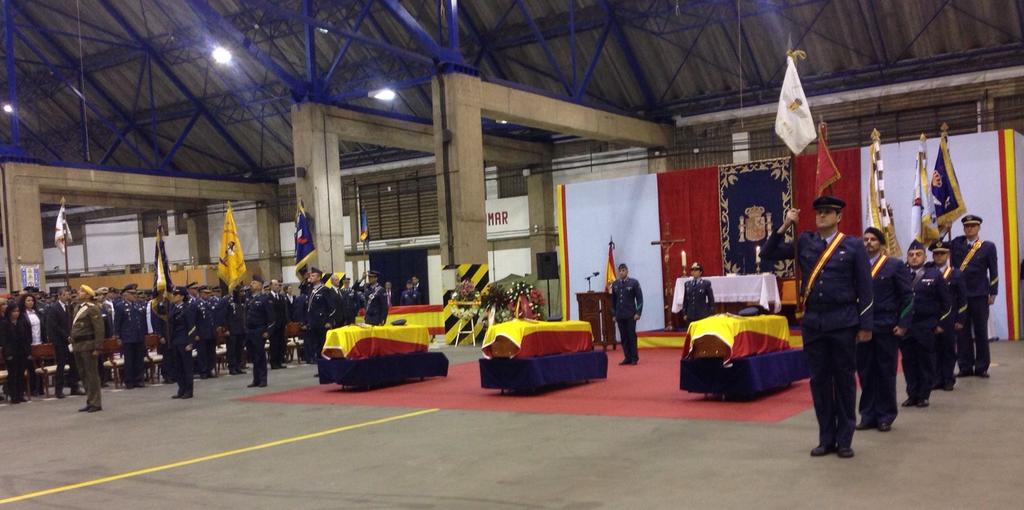 EjercitoAire's tweet photo. El funeral por José, Saúl y Jhonander finaliza con el homenaje a los caídos. D.E.P. https://t.co/VsSIUQMFDC