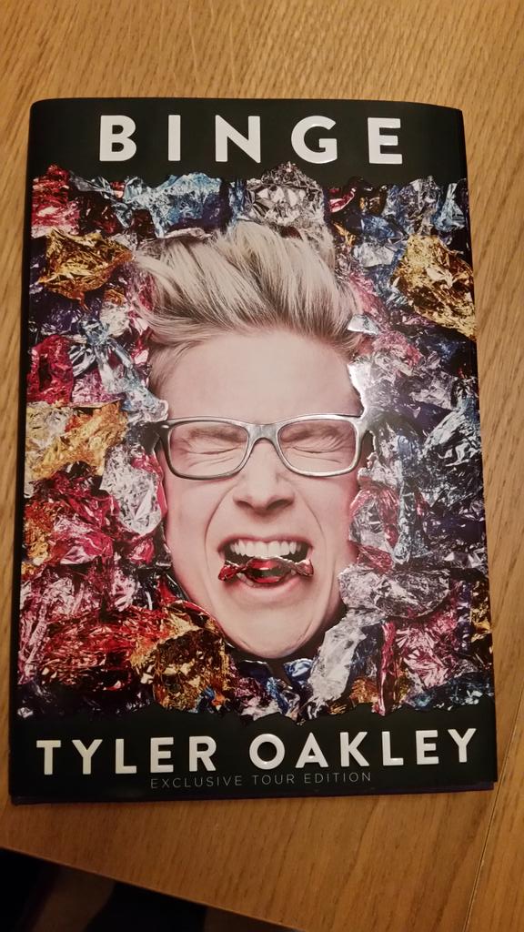 kirstyyy248's tweet photo. @tyleroakley It was sooooo nice to meet you and it was definitely worth the wait! #BluewaterTylerMeetup #BINGEBOOK x https://t.co/DVINZ3xjt5