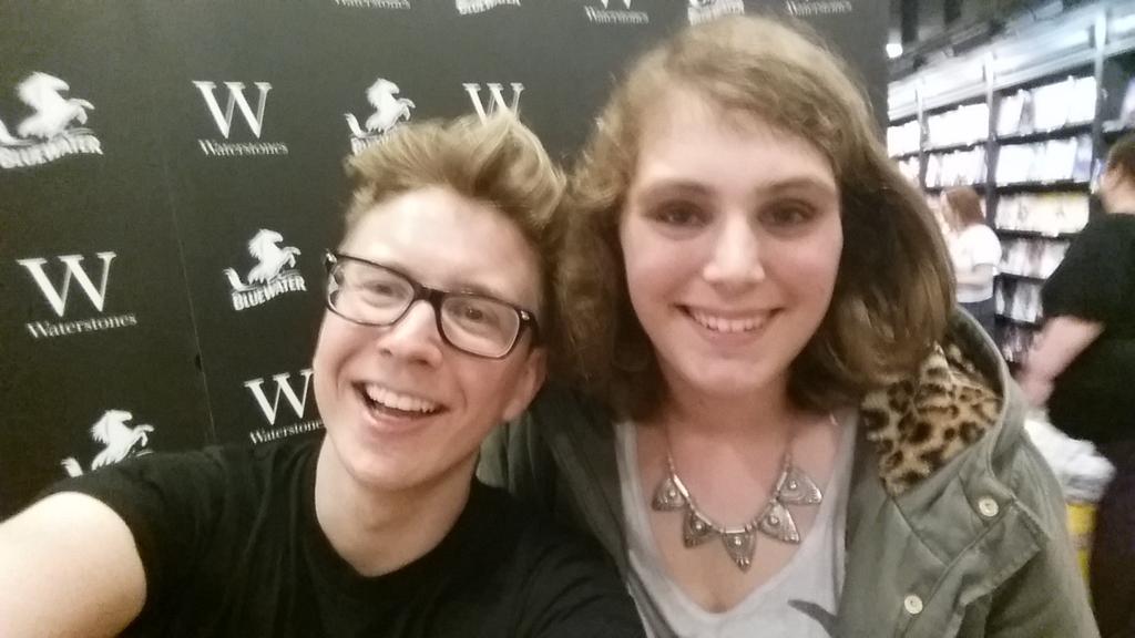kirstyyy248's tweet photo. @tyleroakley It was sooooo nice to meet you and it was definitely worth the wait! #BluewaterTylerMeetup #BINGEBOOK x https://t.co/DVINZ3xjt5
