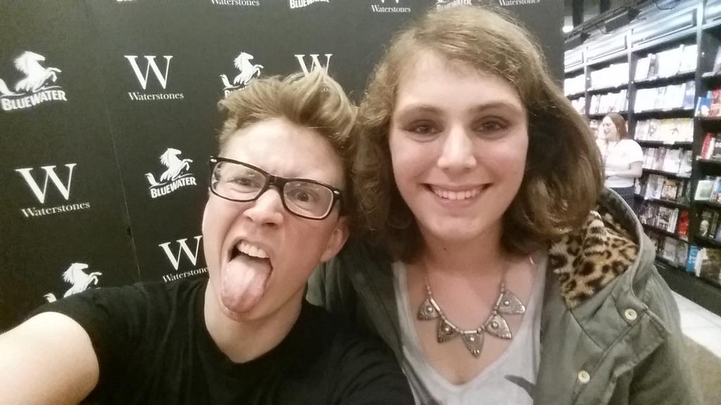 kirstyyy248's tweet photo. @tyleroakley It was sooooo nice to meet you and it was definitely worth the wait! #BluewaterTylerMeetup #BINGEBOOK x https://t.co/DVINZ3xjt5