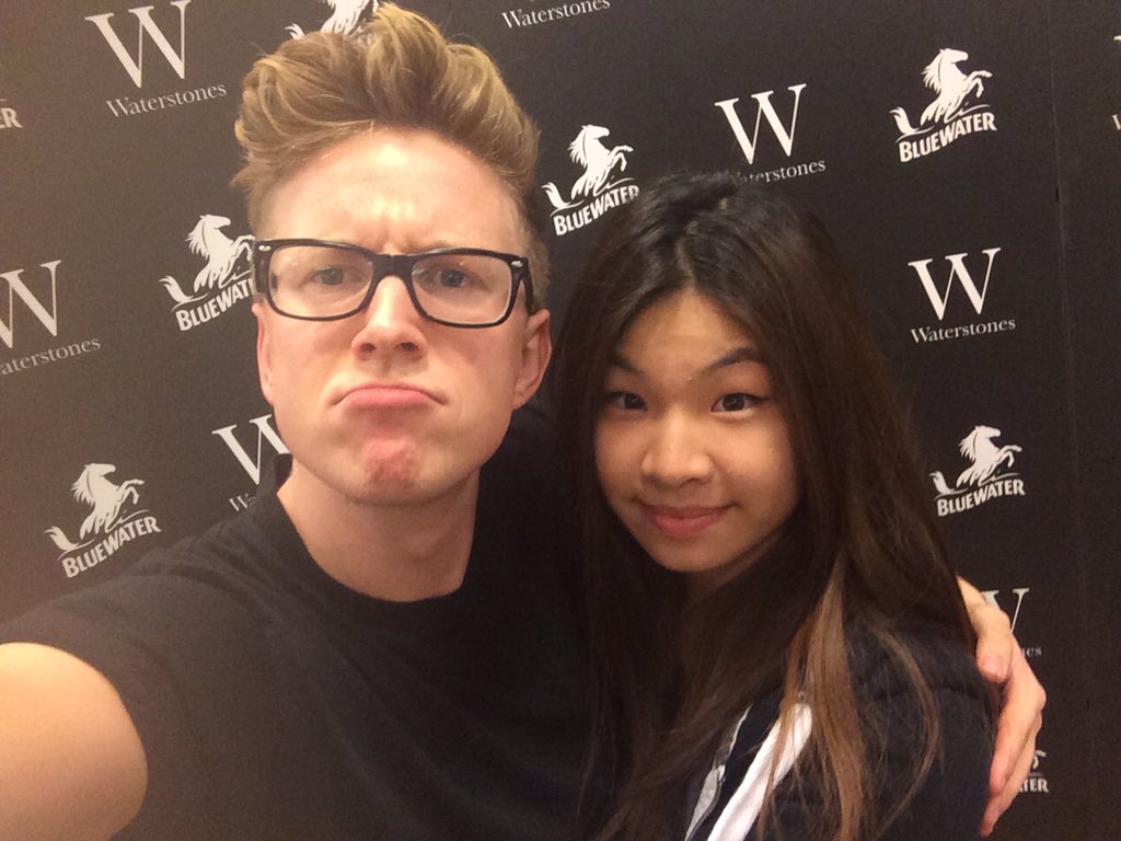 bubbly_jojoxx's tweet photo. I can't believe I actually met you I love youuuuu!!! 😘😘👑👑#TylerOakley #BluewaterTylerMeetup #BINGEBOOK @tyleroakley https://t.co/zsH21ycM67