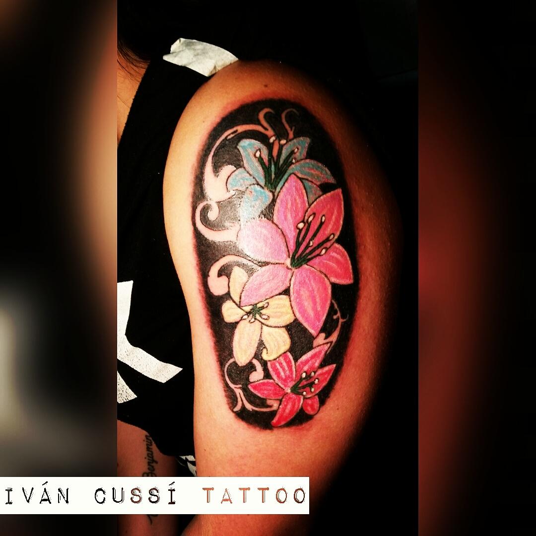 Tattoo #flores #hawaianas #japón #Japanese #Argentina #IvánCussíTattoo  #MarDelPlata, image size:1080x1080
