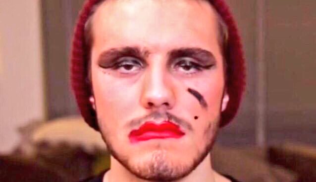 pbhargreaves's tweet image. ' me when I do my make up ' 
@PointlessBlog #PointlessBlog2016
