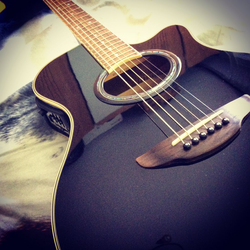 zalasharty's tweet photo. Well u can't resist the great sound #yamaha #apx700 best guitar ever ! #soundofmusic #zs https://t.co/ZkN5ifUlRk