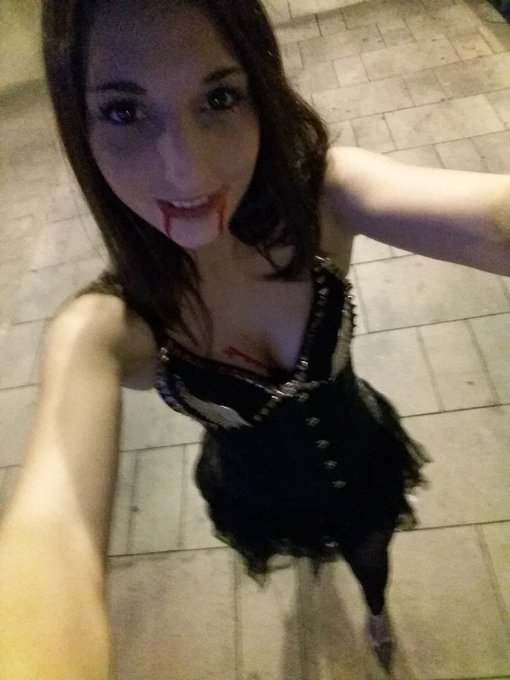 Este fue mi disfraz de vampiresa para la noche de #halloween2015 https://t.co/1GzOaUrKjF<a href="/tag/halloween2015"class="tags"><span>#halloween2015</span></a>
