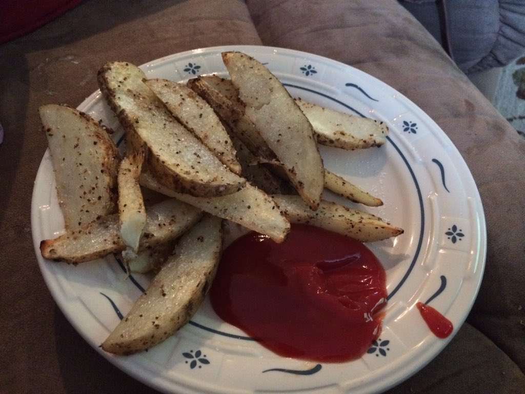 AAAMom83's tweet photo. Homemade steak fries Mmmmm https://t.co/uT4sc26vmu