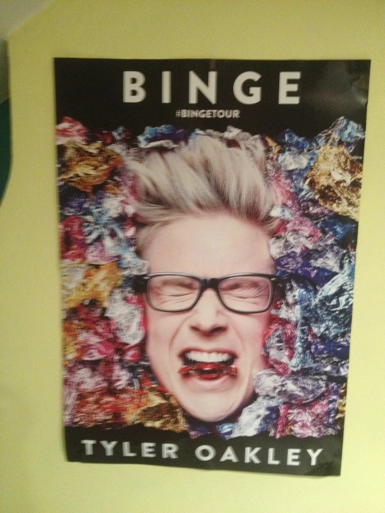 Emi_rose25's tweet photo. I met @tyleroakley #bingebooktour #bingebook #BluewaterTylerMeetup #bingetour https://t.co/0tTcITFbSc
